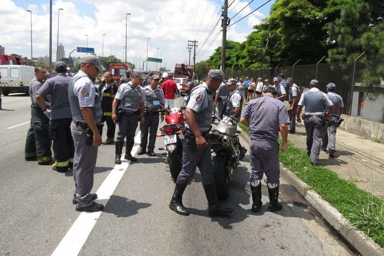 Policial foi baleado e um bandido morreu após troca de tiros na Margina Tietê neste sábado