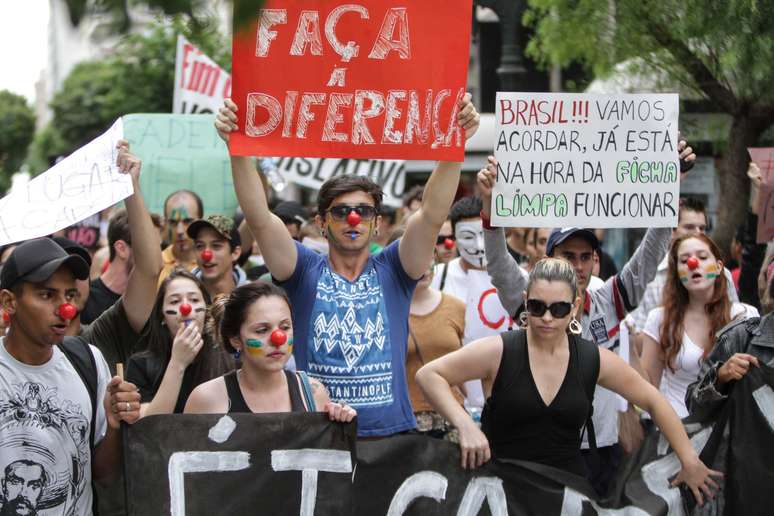 Manifestantes foram às ruas em Curitiba (PR) contra a indicação do Pastor Marco Feliciano (PSC-SP) à Comissão de Direitos Humanos da Câmara