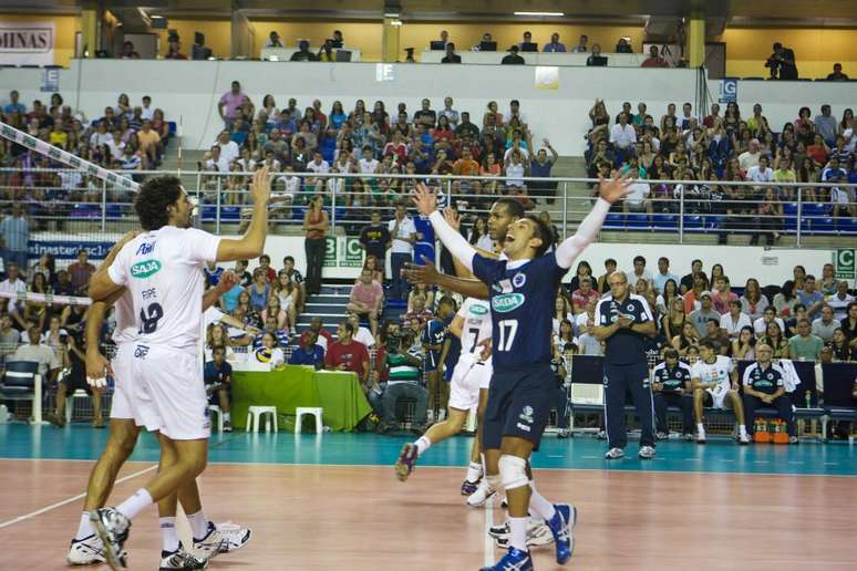 Jogadores do Sada Cruzeiro comemoram vitória