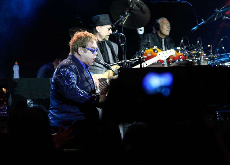 <p>Elton John emocionou p&uacute;blico com seus hits</p>