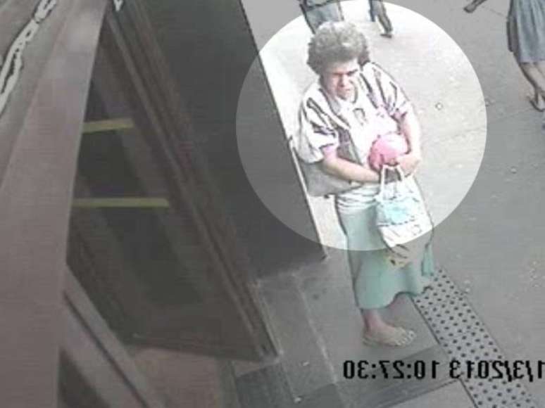 Nas imagens, uma mulher tira de uma sacola o crânio enrolado em um tecido e o deixa na entrada do prédio