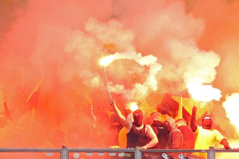 Apesar da derrota, torcida do Borussia Dortmund fez festa durante clássico com o Schalke