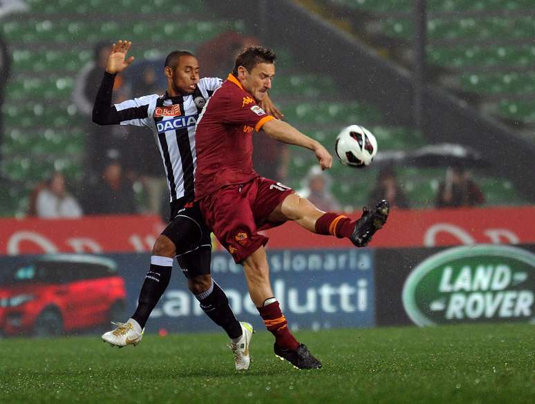 <p>Udinese, de Maicosuel, ficou no empate por 1 a 1 com a Roma, de Totti</p>