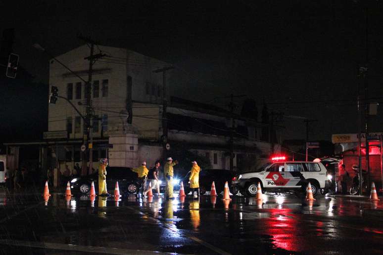 Chuva causou apagão em algumas regiões de São Paulo, como na avenida Doutor Arnaldo, onde os semáforos apagados deixaram o trânsito complicado