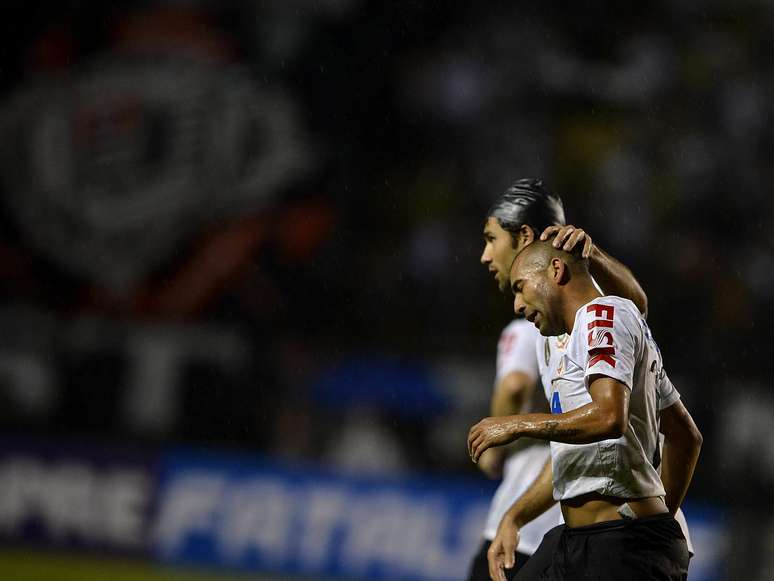 Emerson é consolado por Felipe, autor do gol da vitória do Corinthians