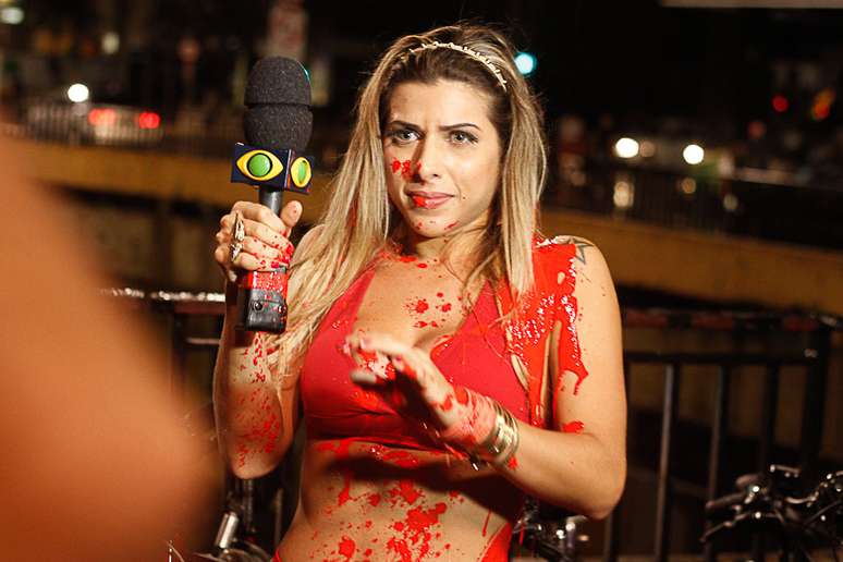 Ana Paula Minerato ganhou um banho de tinta durante uma gravação do Pânico da Band, em São Paulo, neste sábado (9). A panicat estava em uma manifestação que visava a chamar atenção sobre a vulnerabilidade do veículo de duas rodas no trânsito das grandes cidades. Minerato não pareceu gostar nada da tinta vermelha que foi jogada por uma manifestante, e saiu de cara fechada