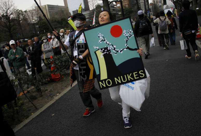 Slogan "no nuke" (n&atilde;o &agrave; energia nuclear, em tradu&ccedil;&atilde;o livre), manifestantes pediam compromisso do premi&ecirc; eleito de n&atilde;o reativar usinas nucleares japonesas - o liberal-democrata n&atilde;o descartou, na campanha, a possibilidade de usar as usinas