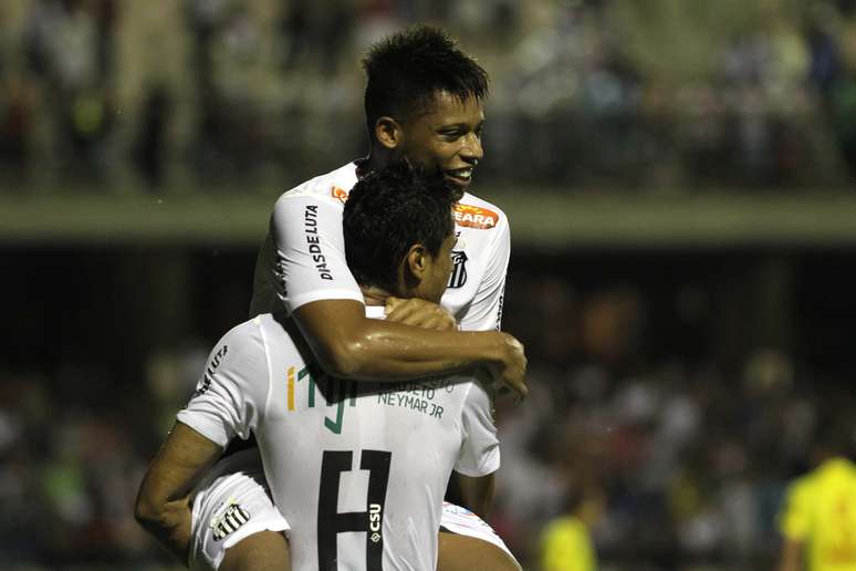 André agradece assistência de Cícero no segundo gol do Santos
