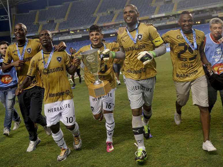 <p>Jefferson ajuda Seedorf a carregar a taça do primeiro turno do Campeonato Carioca</p>