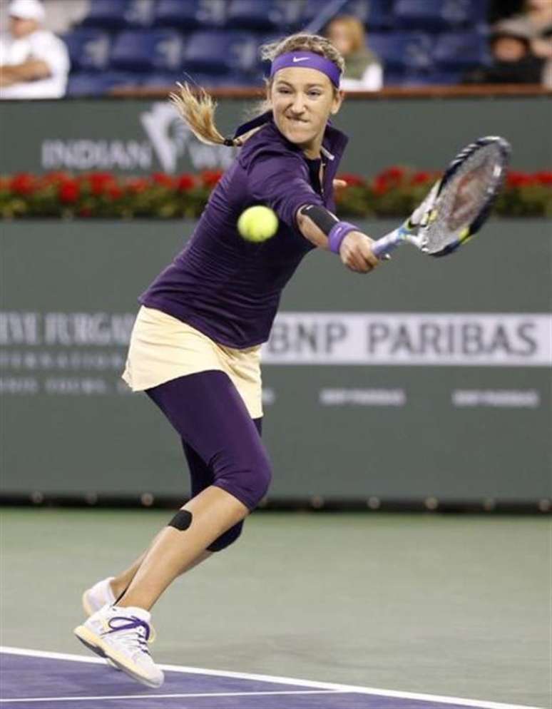 Victoria Azarenka devolve bola contra Daniela Hantuchova durante partida do torneio BNP Paribas Open WTA , em Indian Wells.