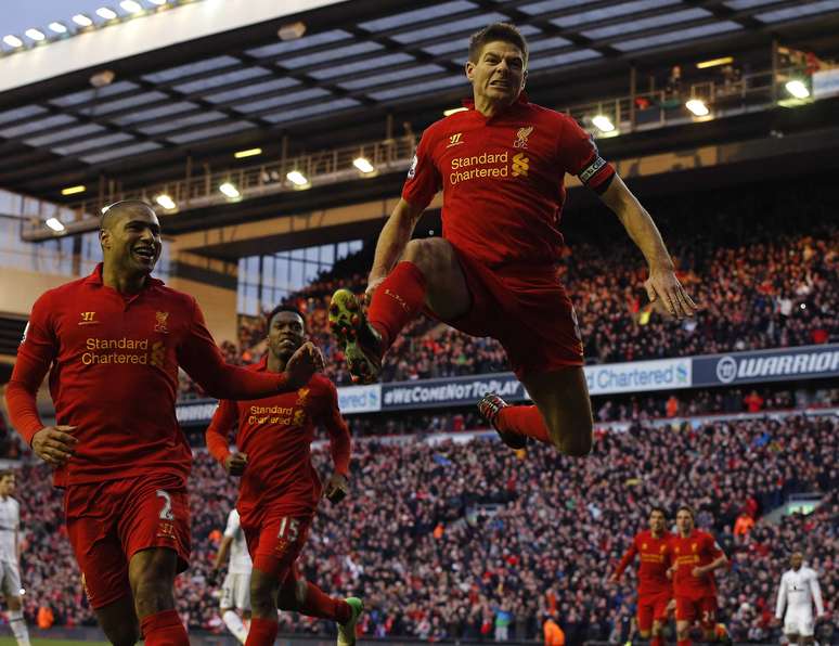 Gerrard comemora o gol da vitória do Liverpool contra o Tottenham