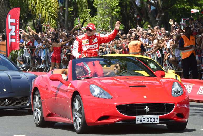 Felipe Massa desfilou e acenou para o público durante evento no Aterro do Flamengo