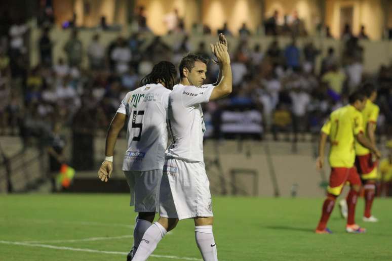 Montillo comemora depois de fazer seu primeiro gol com a camisa do Santos na vitória sobre o Atlético Sorocaba