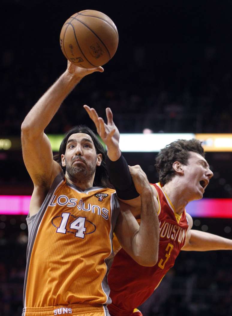 <p>Com atua&ccedil;&atilde;o decisiva do esloveno Goran Dragic e a presen&ccedil;a de Luis Scola, o Phoenix Suns venceu o Houston Rockets por 107 a 105; veja fotos da rodada de s&aacute;bado da NBA</p>
