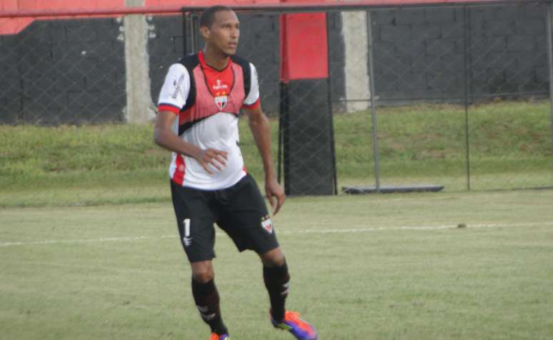 Zagueiro Artur volta ao time após cumprir suspensão