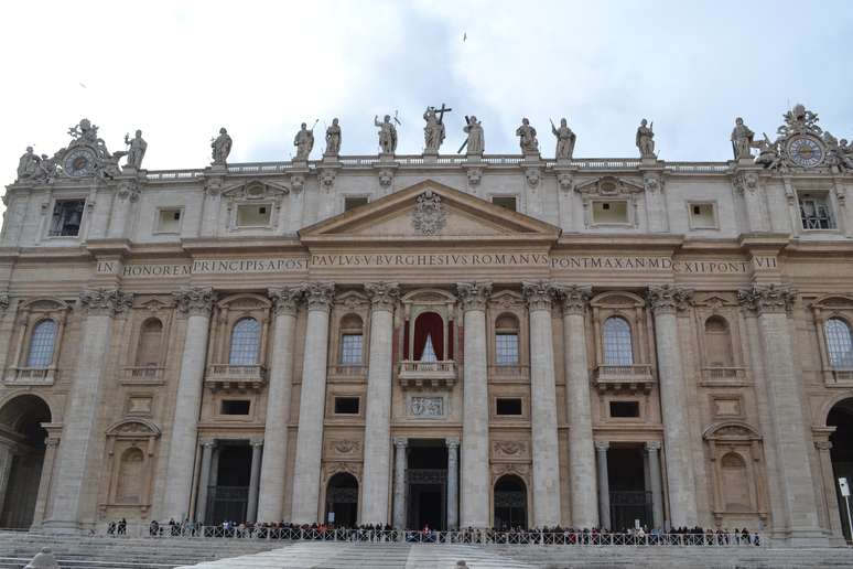 Visão geral da Basílica de São Pedro, com as cortinas para o anúncio do novo papa