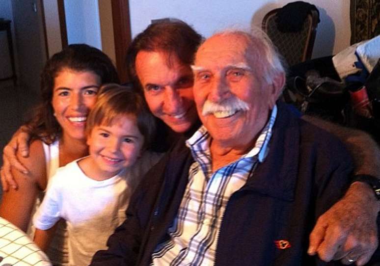 Emerson fez uma pequena homenagem a seu pai: "muitas saudades meu pai querido! Obrigado por tudo que vc fez para a nossa familia!"