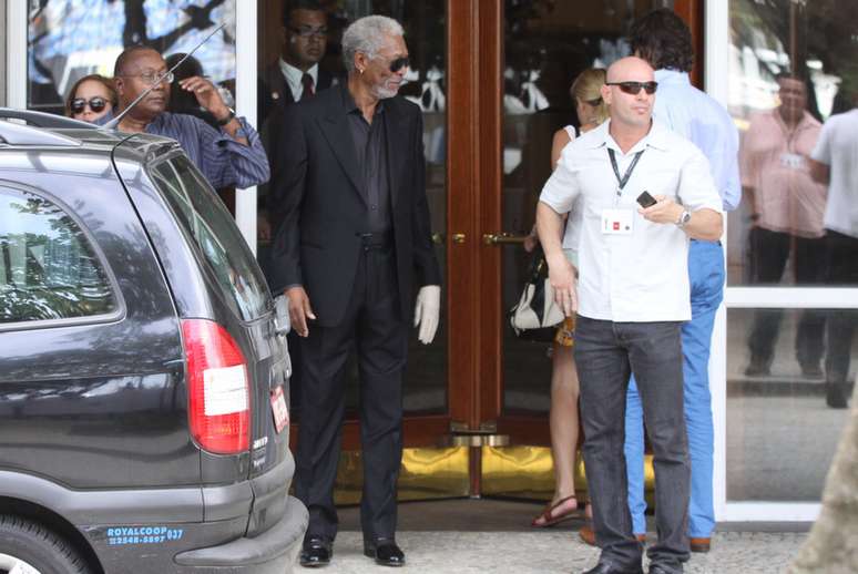 O ator Morgan Freeman foi visto deixando o hotel Copacabana Palace, no Rio de Janeiro, nesta segunda-feira (11). Ele será o mestre de cerimônias do prêmio esportivo Laureus, evento que ocorre na capital carioca nesta segunda, no Teatro Municipal