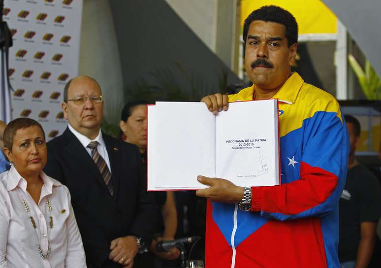 Maduro exibe o plano de governo na sede do CNE. O programa é o mesmo do apresentado por Hugo Chávez há nove meses