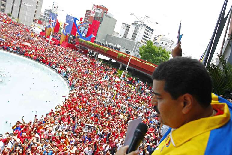 Maduro saúda seguidores do chavismo após registrar sua candidatura
