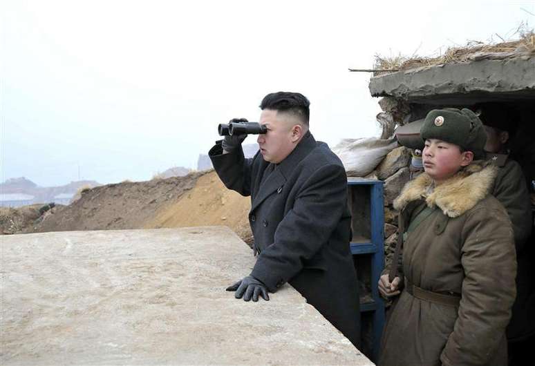<p>Líder norte-coreano, Kim Jong-un, durante visita a instalações militares próximas da fronteira com o Sul</p>