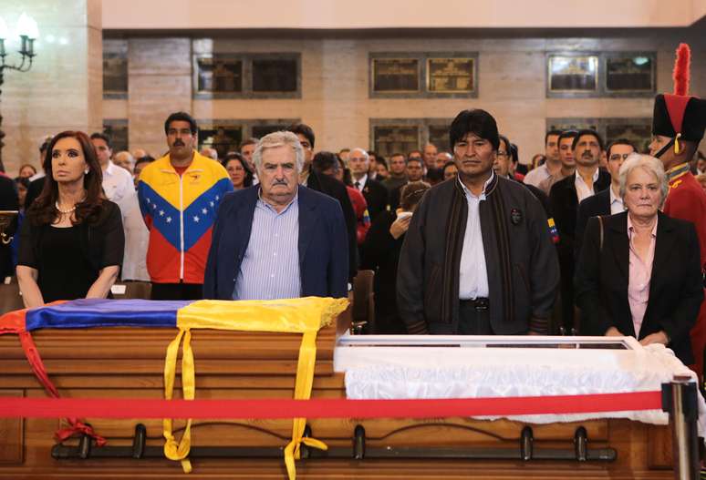 Mujica (centro) no velório de Chávez ao lado da argentina Cristina Kirchner (esq.) e do boliviano Evo Morales