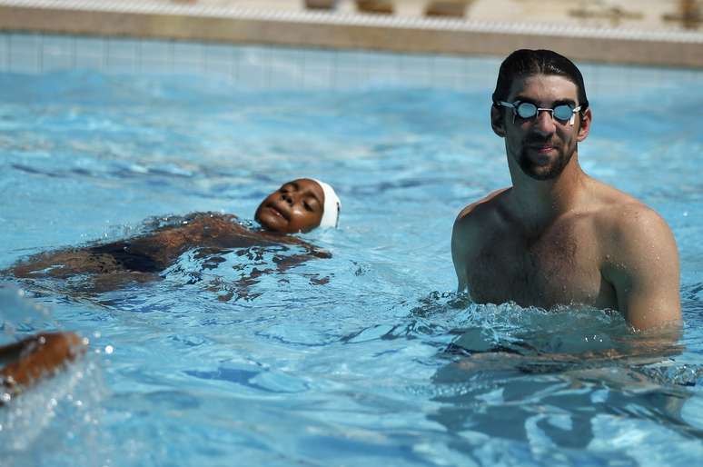 Phelps dividiu a piscina com crianças da comunidade da Rocinha