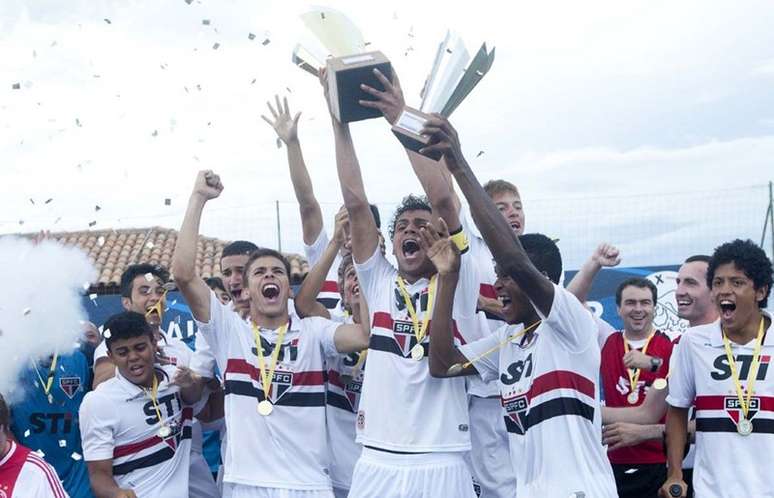 Jogadores do São Paulo comemoram título da Future Cup