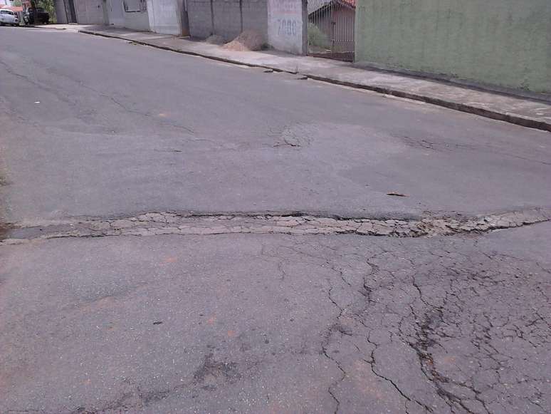 Segundo moradores, valeta causa tremor e infiltra&ccedil;&otilde;es em casas da regi&atilde;o