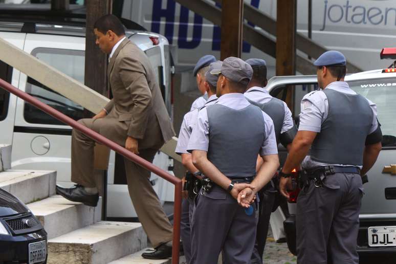 <p>Mizael chega escoltado pela polícia no Fórum de Guarulhos</p>