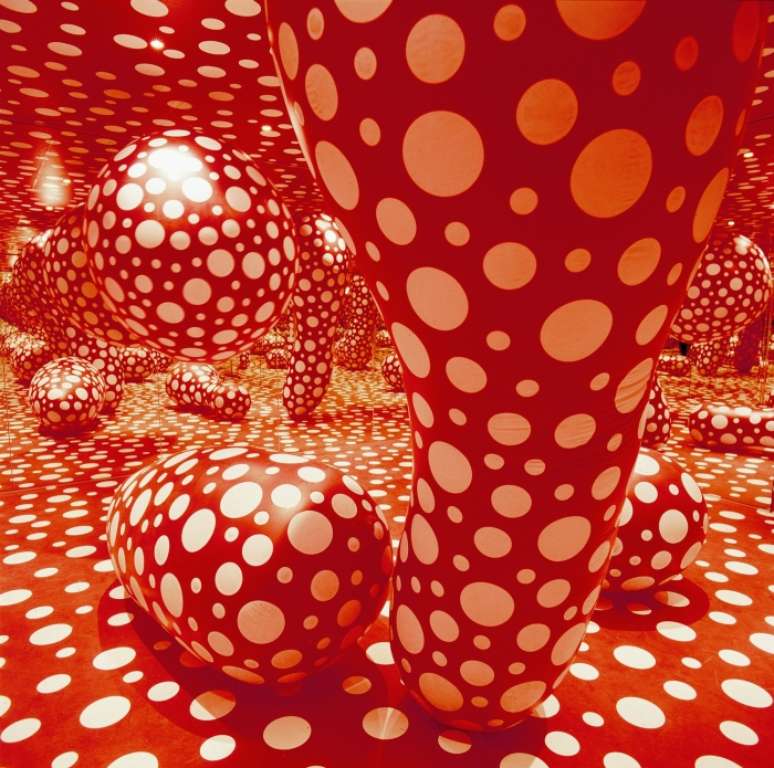 Yayoi Kusama  Instalação da artista japonesa Yayoi Kusama, famosa por utilizar bolinhas em suas criações. O visitante pode entrar nessa obra, que tenta reproduzir as alucinações visuais provocadas por psicotrópicos, alterando a percepção do espectador