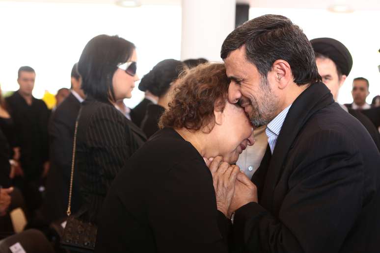 Ahmadinejad consola a mãe de Hugo Chávez, Elena Frias, durante cerimônia fúnebre na Venezuela