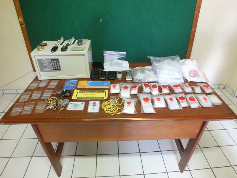 Na opera&ccedil;&atilde;o, foram apreendidos cinco celulares, um carro modelo Kia Sorento, R$ 6.500 em dinheiro, um cofre, sacos pl&aacute;sticos para embalagem de drogas sint&eacute;ticas, um cortador de charuto e materiais para consumo de maconha