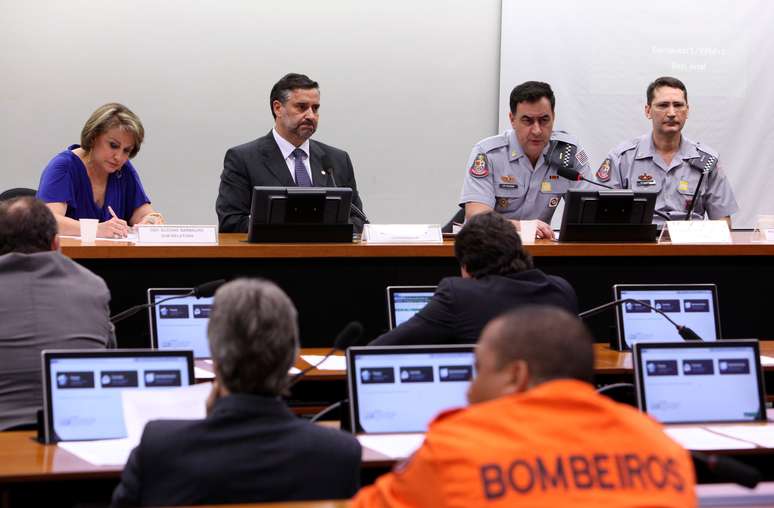 O tenente-coronel Vitor Hugo Cordeiro (centro) participa de audiência pública na Câmara