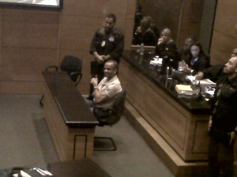 Beira-Mar acena para seus familiares durante julgamento no Tribunal de Justi&ccedil;a do Rio de Janeiro (TJ-RJ)