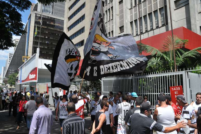 Cerca de 80 torcedores do Corinthians realizam um protesto na altura do número 1439 da avenida Paulista, em frente ao Consulado Geral da Bolívia, nesta terça-feira