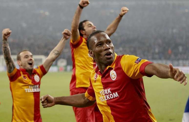 Didier Drogba e outros jogadores do Galatasaray comemoram classificação na Liga dos Campeões após vitória sobre o Schalke 04 nesta terça-feira.