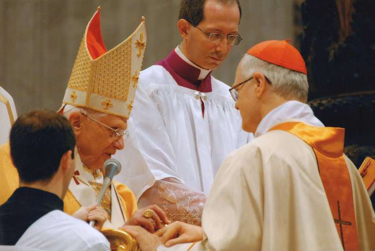 <p>Em novembro de 2007, Dom Odilo Scherer foi nomeado cardeal. Na foto, ele assume o posto com ben&ccedil;&atilde;o de Bento XVI, agora papa em&eacute;rito</p>