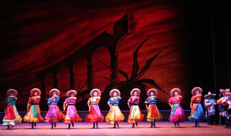 Criado em 1952 pela bailarina Amalia Hernández, o Balé Folclórico do México é uma companhia de dança baseada na Cidade do México que há 60 anos viaja o mundo com um espetáculo que conta a história do país por meio de 60 coreografias (a maioria inventada pela própria Amália). Os bailarinos levam ao palco desde danças inspiradas nas tradições indígenas do período pré-hispânico até encenações de passagens da Revolução Mexicana de 1910, com direito aos tradicionais mariachis. O grupo se apresenta todas as quartas-feiras e domingos no Palácio de Belas Artes, na capital mexicana. Endereço: Avenida Hidalgo, 1, Centro. Tel.: 00xx 52 55 5512.2593. Entrada: R$ 150