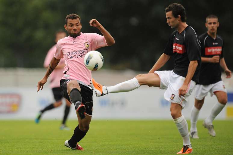 <p>Hoje no Santos, meia João Pedro (à esq.) deixou Palermo em busca de mais oportunidades e destaca Zamparini como paizão</p>