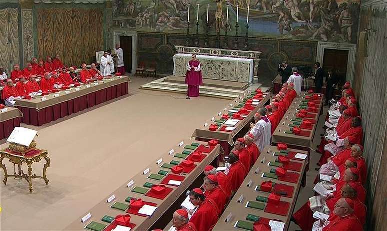 Cardeais sentam-se na Capela Sistina para iniciar conclave a fim de eleger o successor do papa Bento, no Vaticano, em imagem retirada de vídeo. 12/03/2013