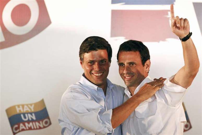 <p>Com pouco tempo para se reorganizar e com a morte de Hugo Ch&aacute;vez sensibilizando milh&otilde;es de venezuelanos, a oposi&ccedil;&atilde;o (na foto, Henrique Capriles e Leopoldo Lopez)&nbsp;buscar&aacute; revelar as &quot;mentiras&quot; dos herdeiros do comandante</p>