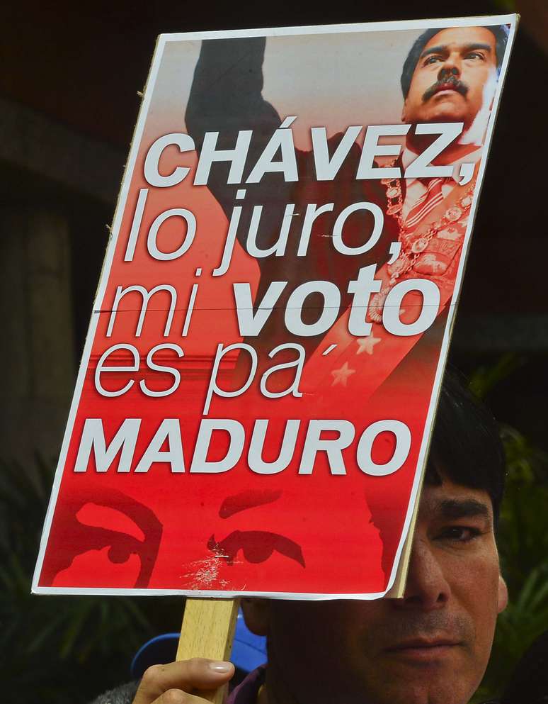 <p>Mensagens de apoio ao candidato chavista são vistas em toda a fila</p>