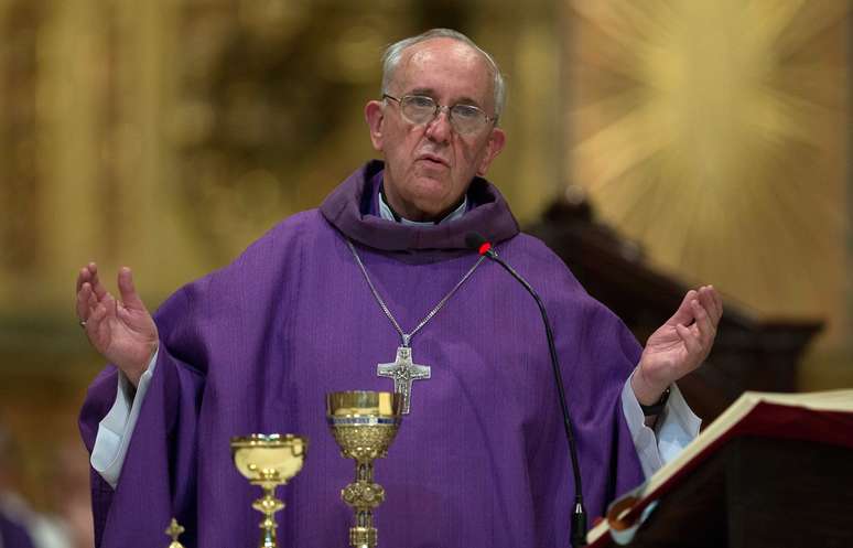 O cardeal argentino Jorge Mario Bergoglio foi escolhido novo papa da Igreja Católica. Bergoglio nasceu em 1936 em Buenos Aires. Ele foi nomeado cardeal em 2001 por João Paulo II. O novo papa não estava entre os principais cotados por especialistas, nem por casas de apostas. Ele é o primeiro papa sul-americano. O nome Francisco é uma homenagem a São Francisco de Assis