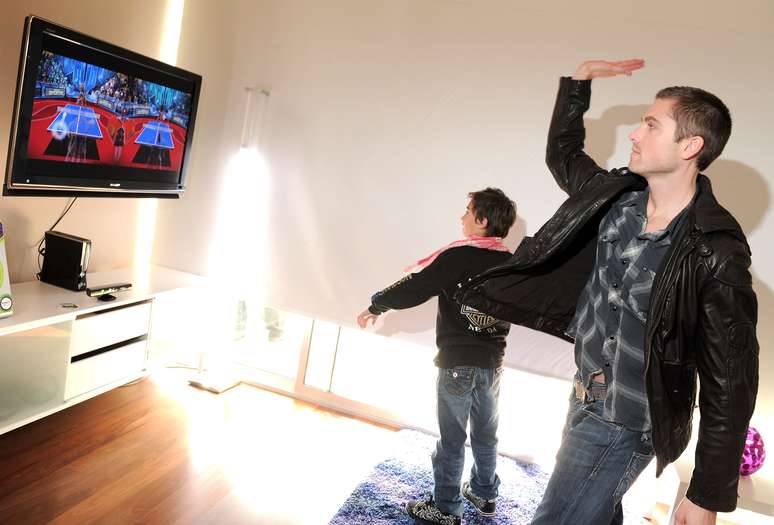 Sucessor de Xbox 360 e Kinect (foto) terá aplicativos melhores que PS4 e se sairá vencedor na guerra da próxima geração de consoles, disse Michael Pachter 