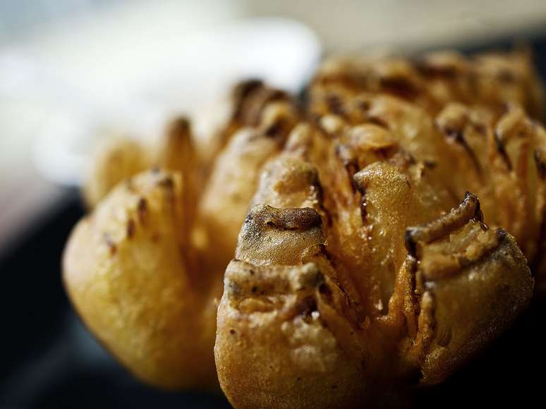 <p>O chef Pedro Naxara ensina receita de cebola empanada crocante</p>