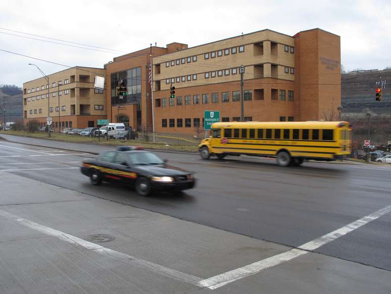 Viatura policial e ônibus escolar passam em frente a corte de justiça em Steubenville, que está tratando do caso