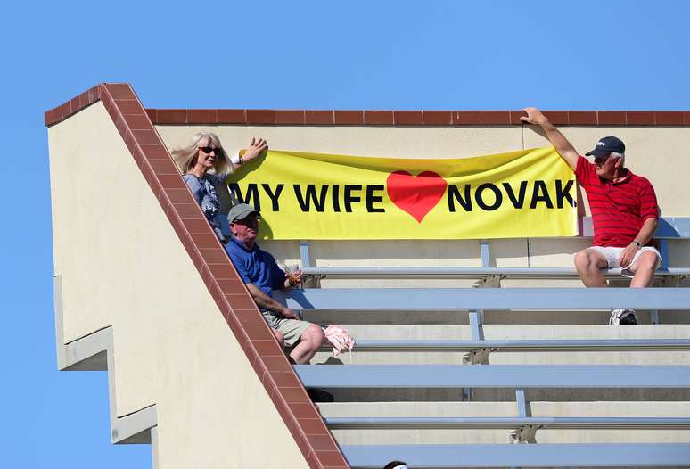 Torcedor exibe faixa com os dizeres "minha mulher ama Novak"