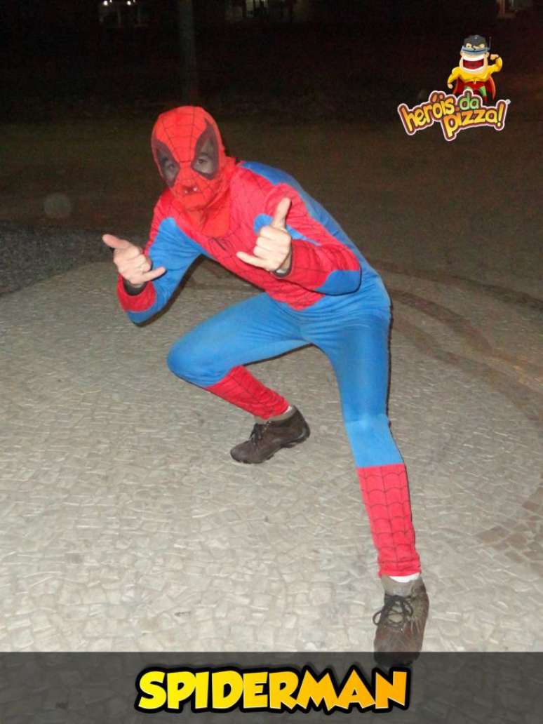 Motoboy usava fantasia de Homem-Aranha durante entrega de pizza