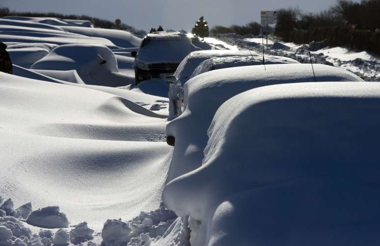 Carros ficam cobertos pela neve depois de uma forte tempestade em Beaumont-Hague, no norte da França